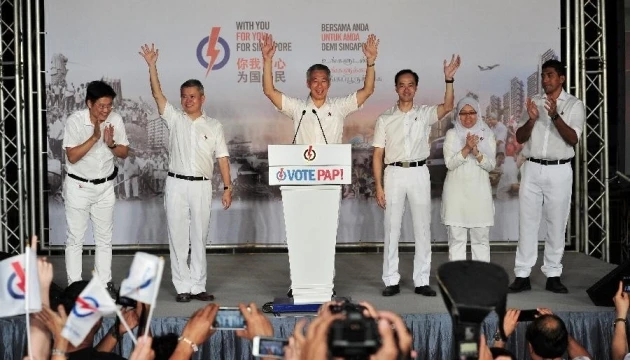 Thủ tướng Lý Hiển Long cùng với nhóm của mình đứng trước người ủng hộ đảng PAP tại sân vận động Toa Payoh, Singapore, ngày 12-9. (Ảnh: Tân Hoa xã)