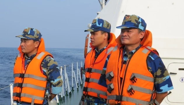 Gương mặt căng thẳng của những cảnh sát biển trong lúc đuổi tàu cá nước ngoài.