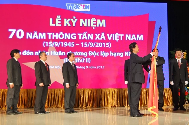 Thủ tướng Nguyễn Tấn Dũng gắn Huân chương Độc lập hạng nhất lên Cờ truyền thống của Thông tấn xã Việt Nam.
