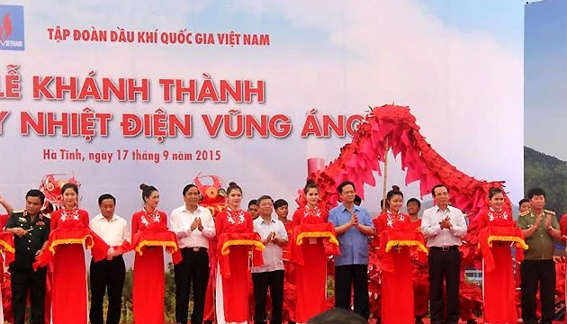 Thủ tướng Nguyễn Tấn Dũng cùng các đại biểu cắt băng khánh thành Nhà máy nhiệt điện Vũng Áng 1.