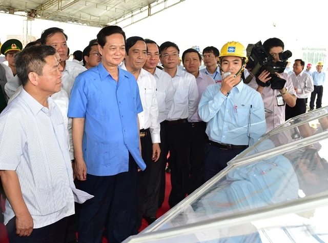 Thủ tướng Nguyễn Tấn Dũng nghe giới thiệu về cảng Sơn Dương Formosa Hà Tĩnh. Ảnh: ĐOÀN BẮC