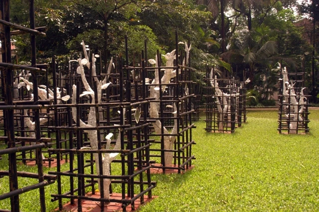 Dự án nghệ thuật Phố thứ 37 của nghệ sĩ điêu khắc Nguyễn Ngọc Lâm, trưng bày trong vườn Đại sứ quán Pháp và do cơ quan này tài trợ.