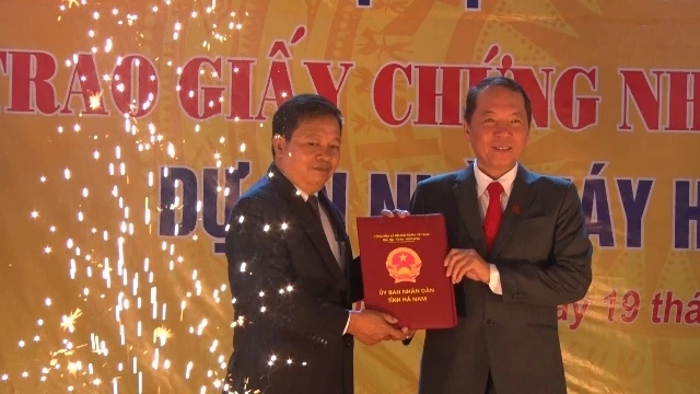 Chủ tịch UBND tỉnh Hà Nam Nguyễn Xuân Đông trao chứng nhận đăng ký đầu tư cho Tổng Giám đốc Tập đoàn Hoa Sen.