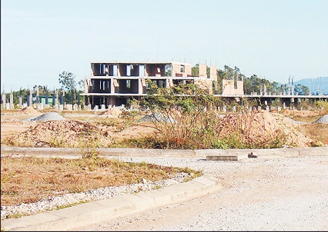 Sau bảy năm xây dựng, Khu đô thị Phú Mỹ ở phường Nghĩa Chánh (TP Quảng Ngãi) vẫn hoang tàn.