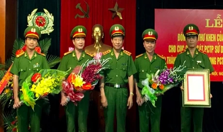 Trung tá Lê Xuân Minh (người ngoài cùng bên trái) được nhận thư khen của Chủ tịch nước vì những thành tích xuất sắc.