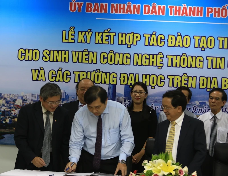 Chủ tịch UBND TP Đà Nẵng và đại diện FPT Software Đà Nẵng ký thỏa thuận hợp tác.