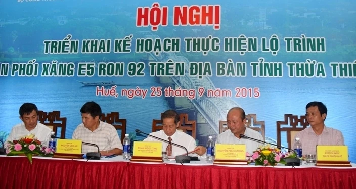 Lãnh đạo Bộ Công thương, UBND tỉnh TT-Huế và các ban ngành, doanh nghiệp ký kết thực hiện việc phân phối xăng E5 RON 92.