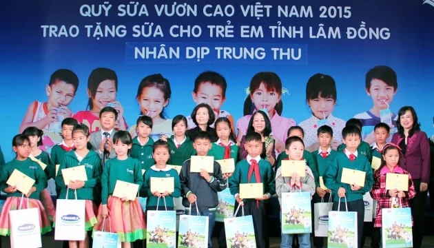 Các đại biểu trao tặng sữa và học bổng cho học sinh nghèo vượt khó tỉnh Lâm Đồng.