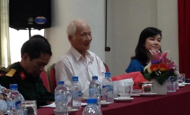 Nhà văn Vũ Hùng rưng rưng khi nghe các đồng nghiệp nhắc lại kỷ niệm xưa.