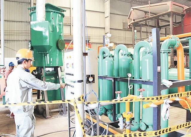 Vận hành thử nghiệm máy xử lý rác tạo ra điện ở huyện Đức Hòa, tỉnh Long An.