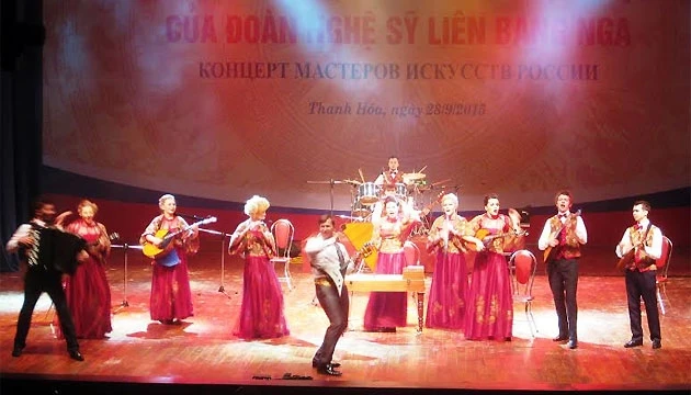 Tiết mục biểu diễn nhạc cụ dân tộc của các nghệ sĩ đến từ nước Nga.