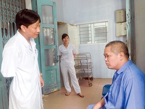 Bác sĩ Nguyễn Chí Thành đang trò chuyện với bệnh nhân. 