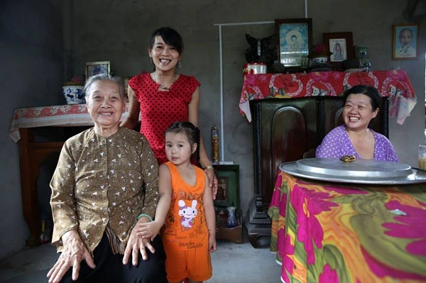 Một tác phẩm trưng bày tại triển lãm: Gia đình bà Nguyễn Thị Chi, sống ở Cồn Phụng, tỉnh Bến Tre (Ảnh: Nguyễn Na Sơn/ UNFPA).