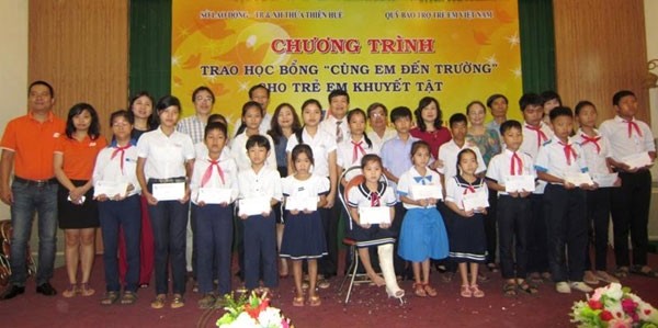 Lãnh đạo tỉnh Thừa Thiên-Huế và Công ty cổ phần FPT trao học bổng “Cùng em đến trường” cho các em khuyết tật.