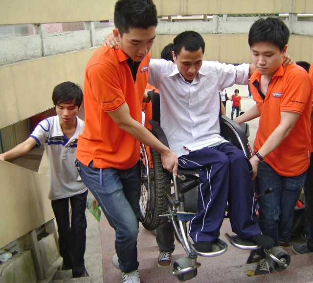 Giúp đỡ người khuyết tật là một nét văn hóa ứng xử đẹp.