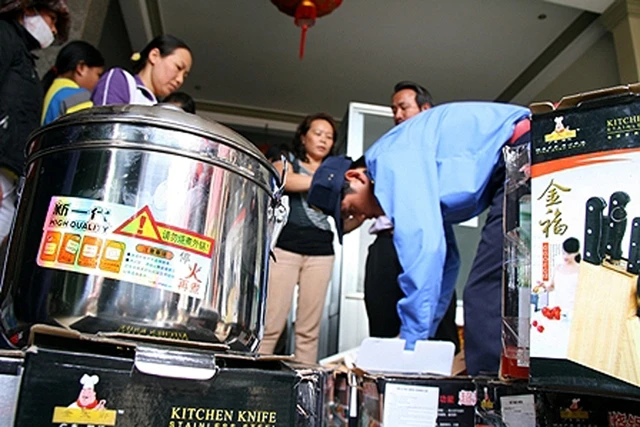 Cơ quan Quản lý thị trường tỉnh Đác  Lắc thu giữ nồi đa năng là sản phẩm rởm của Công ty An Khang lừa bán cho nhiều người. 