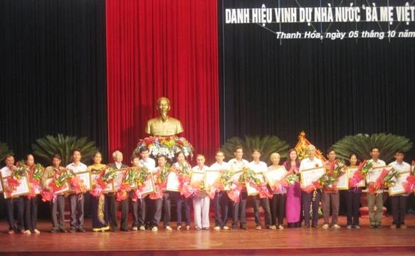 Lãnh đạo tỉnh Thanh Hóa trao vinh dự danh hiệu Nhà nước cho thân nhân Bà mẹ Việt Nam Anh hùng.