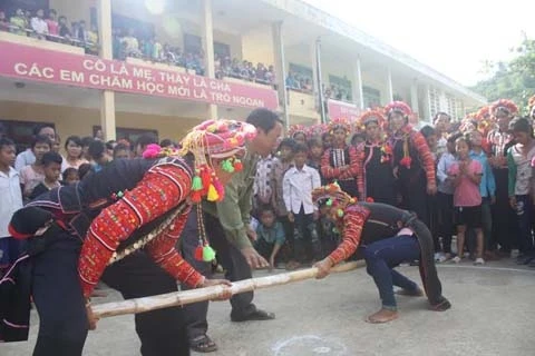 Thi đấu môn đẩy gậy trong ngày hội.