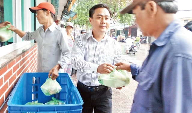 Đại diện Chi hội từ thiện Sen Vàng Yêu Thương tặng cơm cho người nghèo.