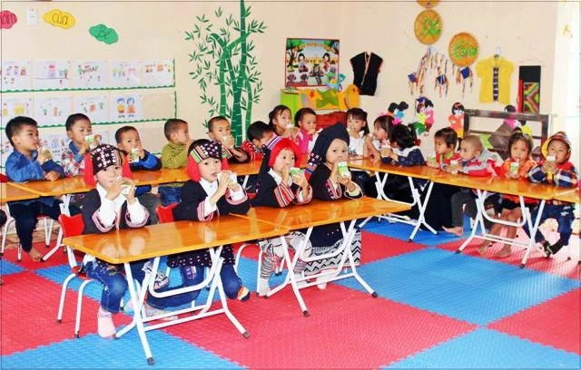 “Sữa học đường” đến với 245 trẻ em người dân tộc