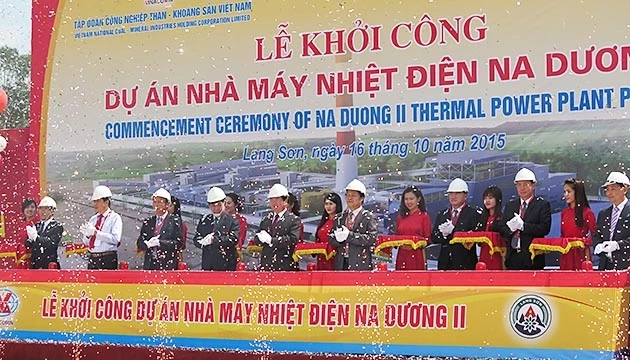 Các đại biểu tham gia động thổ Nhà máy nhiệt điện na Dương II.