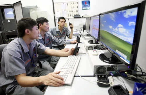 Nhân viên kỹ thuật Công ty PSA đang vận hành hệ thống tại Tòa nhà 18 Láng Hạ.