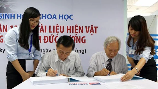 Tiếp nhận khối tài liệu lớn của một nhà khoa học tài năng và tâm huyết 