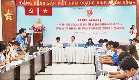 Cán bộ, giáo viên, giảng viên và sinh viên TP Hồ Chí Minh đóng góp ý kiến Dự thảo các văn kiện Đại hội đại biểu toàn quốc lần thứ XII của Đảng.Ảnh | Hữu Huy