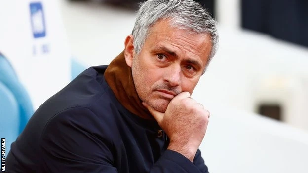 Vẻ suy tư trên gương mặt của "người đặc biệt" J. Mourinho.