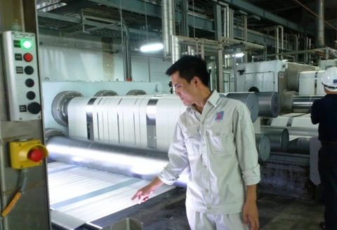 Kiểm tra dây chuyền và chất lượng sợi của Nhà máy xơ sợi Đình Vũ (Hải Phòng).