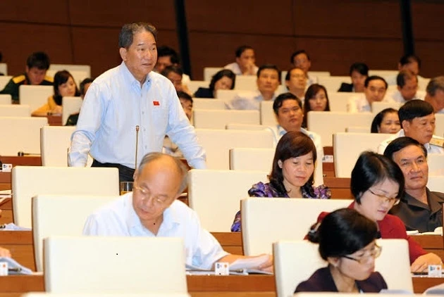 Đại biểu Nguyễn Bá Thuyền phát biểu trong phiên thảo luận ngày 30-10. Ảnh: TRẦN HẢI.