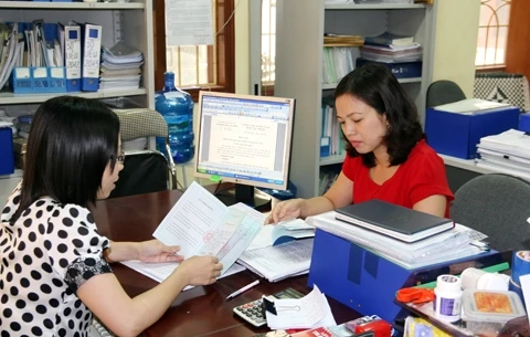 Cán bộ BHXH thành phố Hải Phòng kiểm tra việc chốt sổ bảo hiểm cho người lao động.