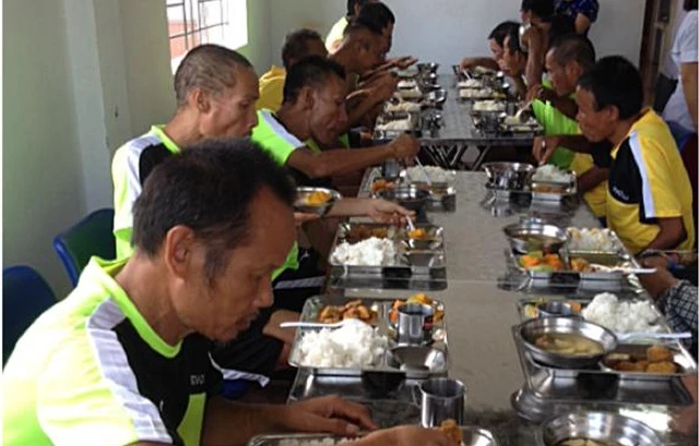 Bữa ăn của người tâm thần tại Trung tâm BTXH Nghệ An bị bớt xén hơn 200 triệu đồng.