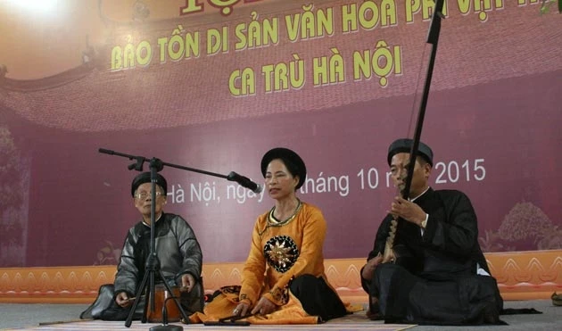 Ca nương Bạch Vân trình diễn tại Hội thảo bảo tồn di sản ca trù của Sở Văn hóa và Thể thao Hà Nội.