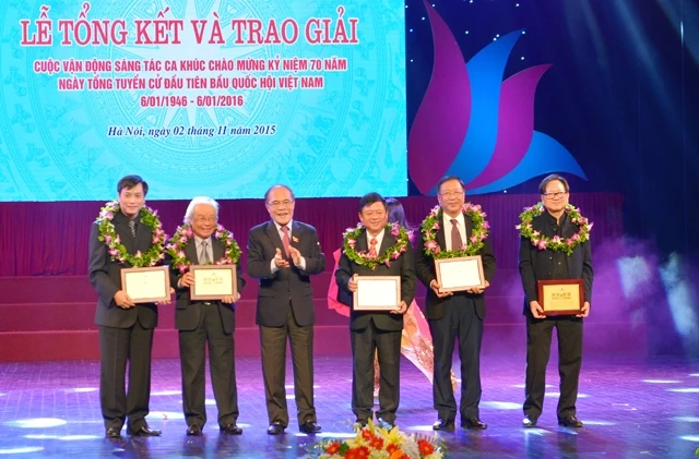 Chủ tịch Quốc hội Nguyễn Sinh Hùng trao biểu trưng tặng năm nhạc sĩ có tác phẩm viết về Quốc hội.