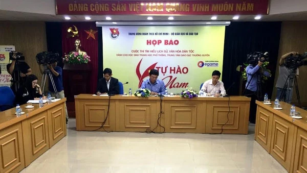  Đồng chí Lê Quốc Phong (giữa) chủ trì buổi họp báo giới thiệu cuộc thi.
