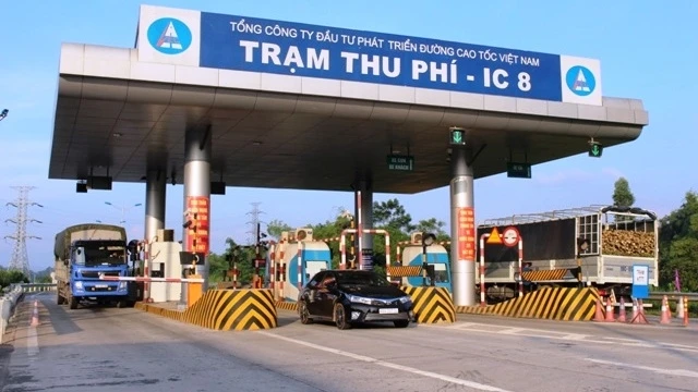 Bắt đầu từ ngày 7-11, VEC O&M sẽ chính thức đưa thẻ điện tử (thẻ RFID) vào hoạt động trên tất cả các trạm thu phí tuyến đường cao tốc Nội Bài - Lào Cai.