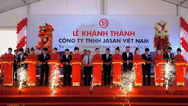 Các đại biểu cắt băng khánh thành nhà máy.