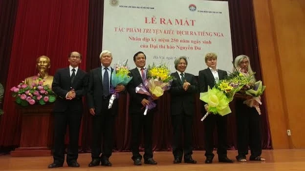 Lãnh đạo Viện Hàn lâm Khoa học xã hội Việt Nam và lãnh đạo Hà Tĩnh tặng hoa cho nhóm dịch giả. 