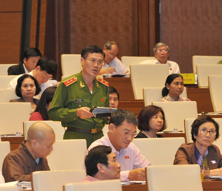Đại biểu Quốc hội TP Hà Nội phát biểu ý kiến tại hội trường.