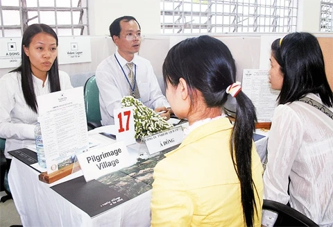 Người lao động thỏa thuận tiền lương, các chế độ BHXH với đại diện doanh nghiệp tại sàn giao dịch việc làm ở Thừa Thiên - Huế.