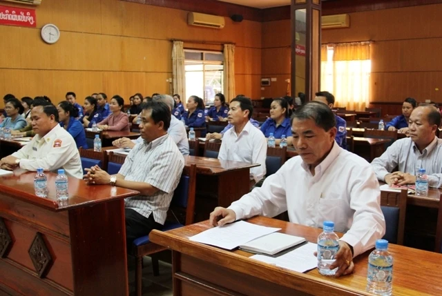 Học viên chăm chú nghe lãnh đạo Bộ Lao động và Phúc lợi xã hội Lào dặn dò trước khi bắt đầu học.