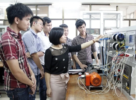 Giáo viên Trường CĐN Công nghệ cao Hà Nội hướng dẫn học viên trong phòng thí nghiệm Điện tử công suất.