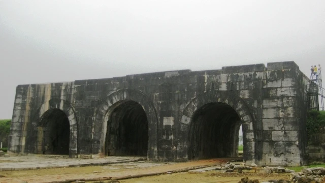Mặt trong cổng phía nam Thành Nhà Hồ.
