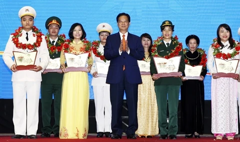 Thủ tướng Nguyễn Tấn Dũng với các tác giả được trao giải cuộc thi viết "Tìm hiểu Hiến pháp nước CHXHCN Việt Nam". Ảnh: ĐỨC TÁM (TTXVN) 