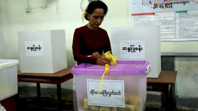 Bà Aung San Suu Kyi bỏ phiếu tại khu vực Yangon, ngày 8-11-2015. (Ảnh: Reuters).
