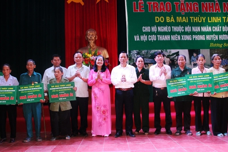 Nhà hảo tâm Mai Thùy Linh (áo dài) trao 29 nhà tình nghĩa cho cho các hội viên Hội nạn nhân chất độc màu da cam và Hội cựu TNXP huyện Hương Sơn.