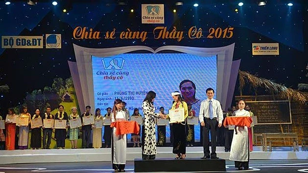Đại diện Ban Tổ chức trao bằng khen, kỷ niệm chương cho các giáo viên tiêu biểu.