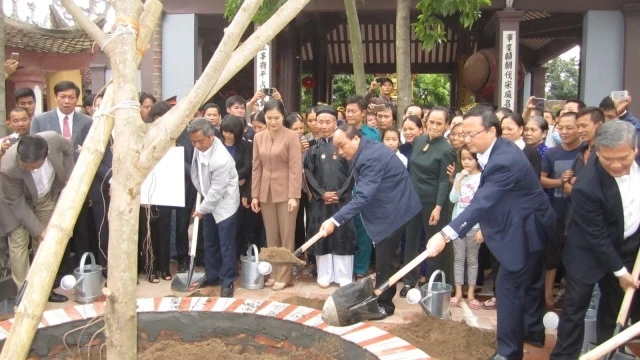 Phó Thủ tướng Nguyễn Xuân Phúc trồng cây lưu niệm tại Hưng Yên.