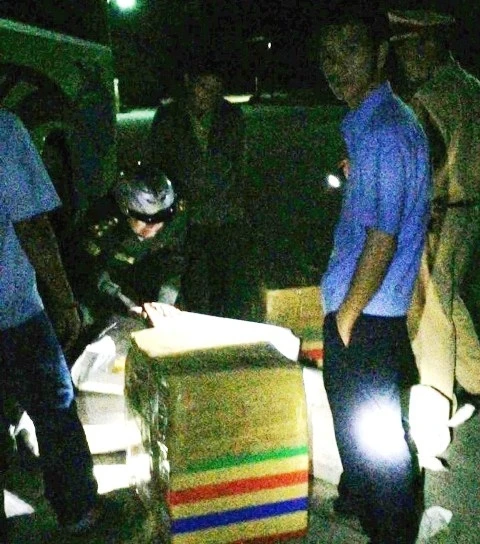Gỗ trắc được ngụy trang trong các thùng xốp để vận chuyển trên xe ô-tô khách bị CSGT công an tỉnh bắt giữ (ảnh do CSGT cung cấp). 